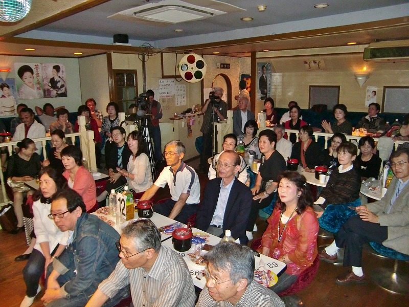 今日は週明け月曜日 写真を掲載します_e0119092_12493266.jpg