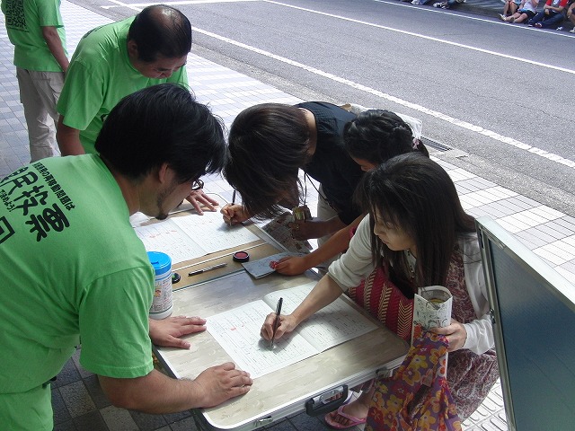 吉原の「てんのさん」で浜岡原発再稼動の是非を問う県民投票に向けた街頭署名を_f0141310_881089.jpg