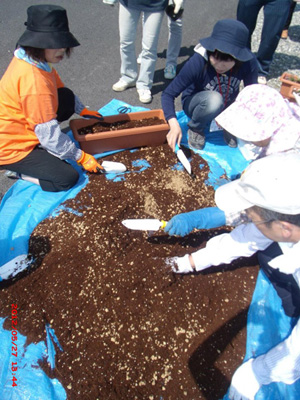 2012年5月27日　宮城県南三陸町　志津川小学校グラウンド応急仮設住宅_d0259876_20275927.jpg