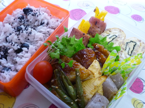 黒豆お弁当＾＾パン耳かりんとう胡桃入り＾＾_f0198186_10124081.jpg