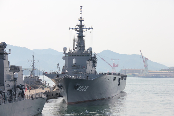 広島へ2012年5月　その4　海上自衛隊呉基地②　輸送艦おおすみ_d0187275_10103343.jpg