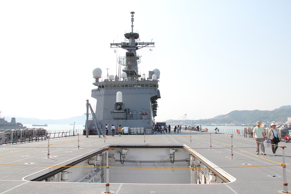 広島へ2012年5月　その4　海上自衛隊呉基地②　輸送艦おおすみ_d0187275_10143195.jpg