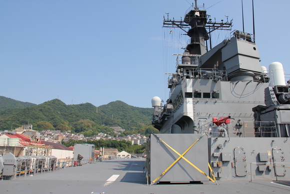 広島へ2012年5月　その4　海上自衛隊呉基地②　輸送艦おおすみ_d0187275_1021670.jpg