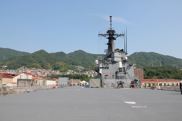 広島へ2012年5月　その4　海上自衛隊呉基地②　輸送艦おおすみ_d0187275_1035570.jpg