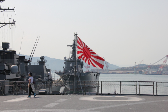 広島へ2012年5月　その4　海上自衛隊呉基地②　輸送艦おおすみ_d0187275_105792.jpg