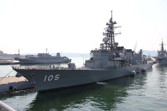 広島へ2012年5月　その4　海上自衛隊呉基地②　輸送艦おおすみ_d0187275_1075978.jpg