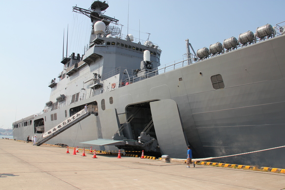 広島へ2012年5月　その4　海上自衛隊呉基地②　輸送艦おおすみ_d0187275_9561310.jpg