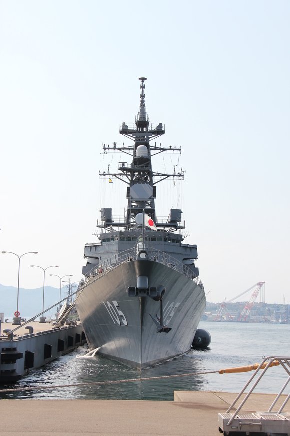 広島へ2012年5月　その4　海上自衛隊呉基地②　輸送艦おおすみ_d0187275_9583618.jpg