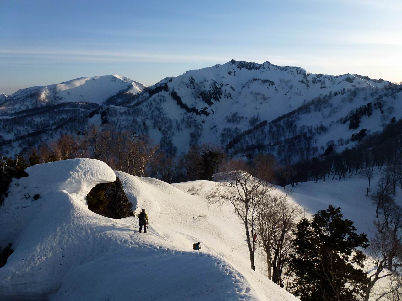 笈ヶ岳－登山道がない残雪期に登る秘境の峰（２日目）_e0110500_22134168.jpg