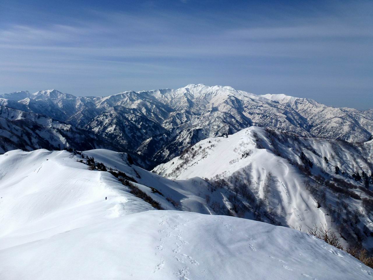 笈ヶ岳－登山道がない残雪期に登る秘境の峰（２日目）_e0110500_22462392.jpg