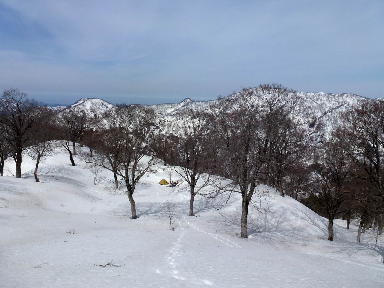 笈ヶ岳－登山道がない残雪期に登る秘境の峰（２日目）_e0110500_0132452.jpg