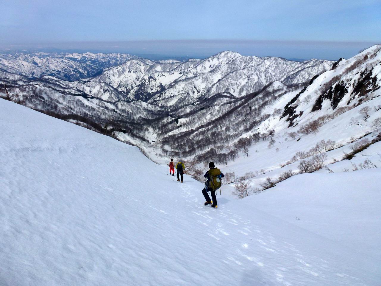 笈ヶ岳－登山道がない残雪期に登る秘境の峰（２日目）_e0110500_09445.jpg