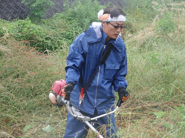 雨に濡れて重くなった草は「腰」に響く 今年最初の小潤井川の草刈り_f0141310_736334.jpg