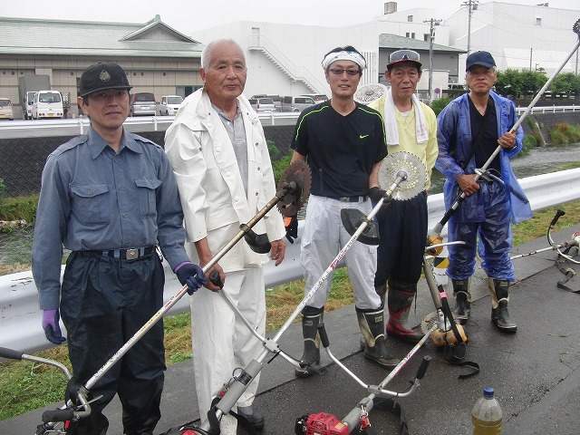 雨に濡れて重くなった草は「腰」に響く 今年最初の小潤井川の草刈り_f0141310_7382659.jpg