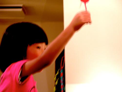 わ〜風船つかまえた!(娘)BADDY.o.p.m紙のモビールや写真飾っています。_f0129557_1365066.jpg