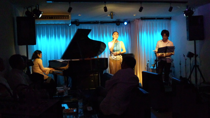 木曜日 昨日と今日のライブ_b0115606_123241.jpg
