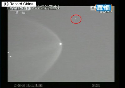 中国の「神舟９号」打ち上げ成功、おめでとう！：そして、その前を悠然と横切るUFO！_e0171614_2359177.jpg