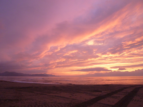 今日の夕日ヶ浦は夕焼け空がオレンジ色で水平線の雲がお山のようです 夕日ケ浦温泉 新海荘 きみかの部屋 今日の夕日ヶ浦は夕焼け空がオレンジ色で水平線の雲がお山のようです 夕日ケ浦温泉 新海荘 きみかの部屋