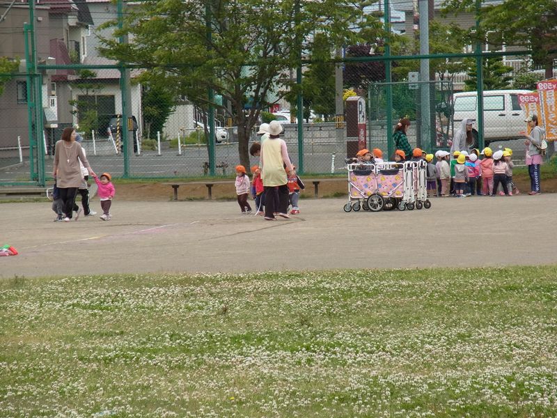 満開のクローバーの香りに包まれて練習中_c0025115_2043532.jpg