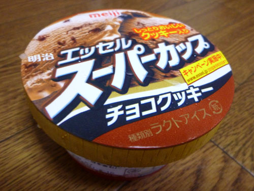 スーパーカップ チョコクッキー@明治エッセル_c0152767_21345711.jpg