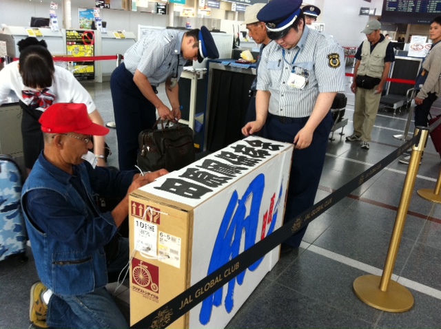 凧箱チェック中　中部国際空港にて_b0120982_1133581.jpg