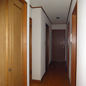 ３５・木造住宅の改修　「タブノキのある家」の玄関まわりと寝室の現状。_c0195909_14443117.jpg