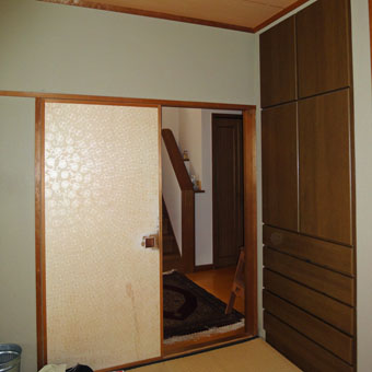 ３５・木造住宅の改修　「タブノキのある家」の玄関まわりと寝室の現状。_c0195909_14445212.jpg