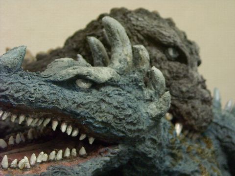 ゴジラ対アンギラス胸像・大阪城崩壊寸前・ギニョールタイプ : てん