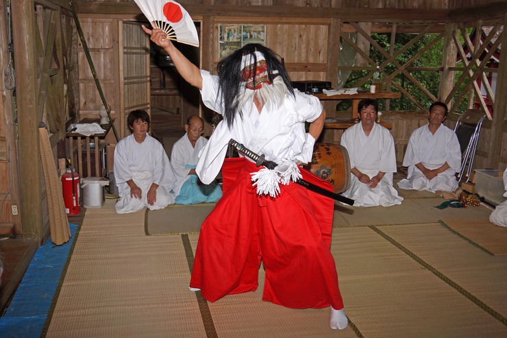 里神楽　あまり知られていない小さな神社だがしっかりと受け継がれています_c0235114_8551792.jpg