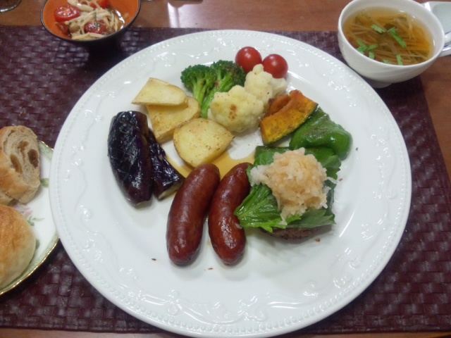 お誕生日献立 ハンバーグ ソーセージ燻製 グリル野菜 きのこマリネ 野菜スープ パン ミルクレープ Kajuの 今日のお料理 簡単レシピ