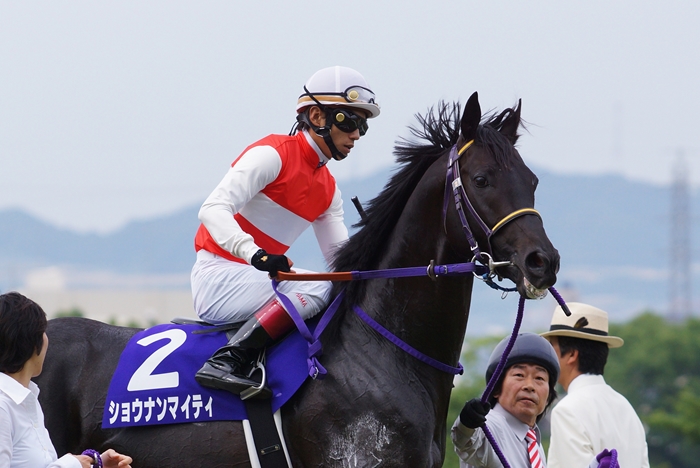競馬が人生の比喩なのではない 人生が競馬の比喩なのである 寺山修司 Turfに魅せられて 写真紀行