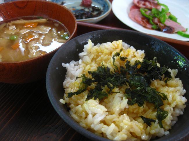 豚汁　麦めし　ソーセージとピーマン炒め　磯海苔　生卵　納豆　漬物　の朝食_b0007571_884658.jpg