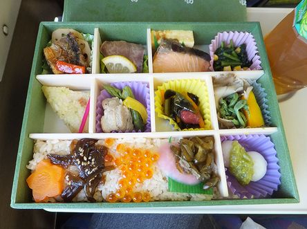 駅弁「あおば３０品目弁当」_d0179686_22404390.jpg