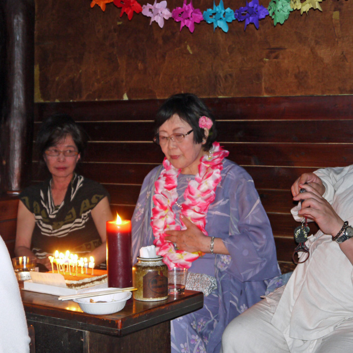 モモちゃんの満80歳の誕生日を侘助の常連が祝福（6・30）_c0014967_10281892.jpg
