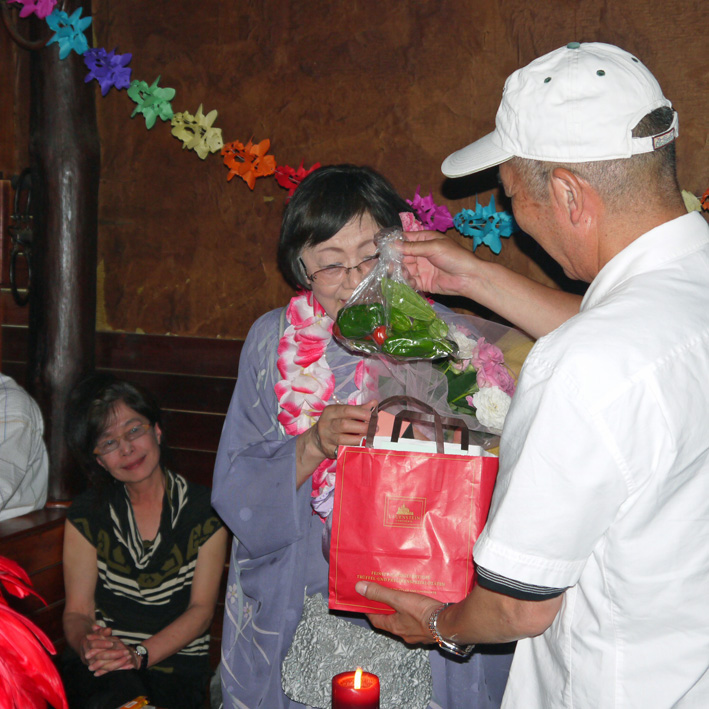 モモちゃんの満80歳の誕生日を侘助の常連が祝福（6・30）_c0014967_10381132.jpg