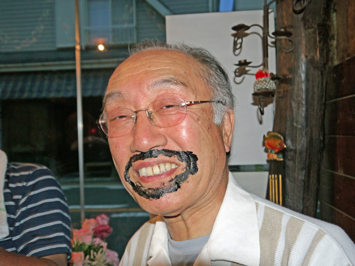 モモちゃんの満80歳の誕生日を侘助の常連が祝福（6・30）_c0014967_10455313.jpg