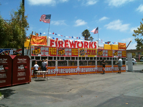 独立記念日直前、FIREWORKS STAND（花火屋）も大売り出し。_d0221584_1457324.jpg