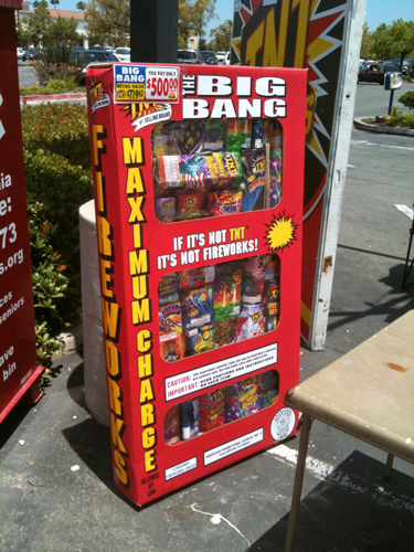 独立記念日直前、FIREWORKS STAND（花火屋）も大売り出し。_d0221584_14583056.jpg