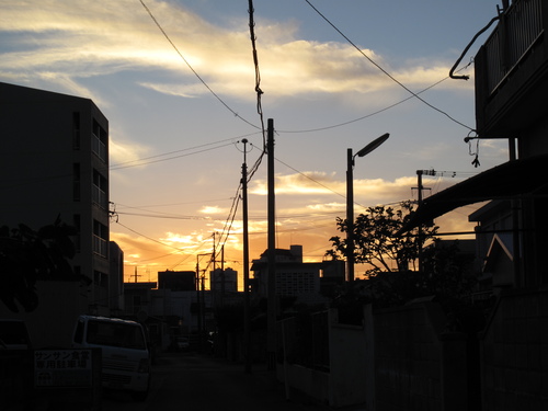 朝の巻雲と夕方の茜雲～１４日の月_c0064389_1249368.jpg