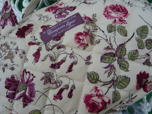 リバティ ガーデンのレッドでキルティングポーチ 気ままにハンドメイド