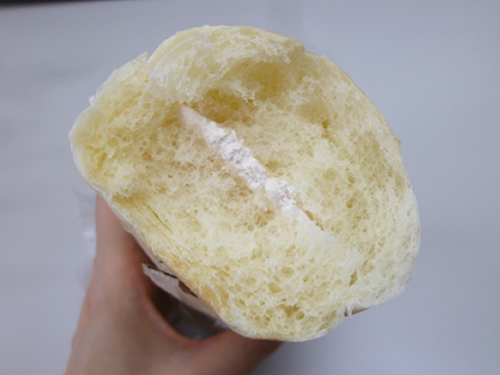 【菓子パン】白いコッペパン いちごクリーム＠ヤマザキ_c0152767_2244532.jpg