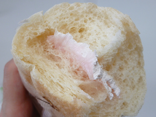 【菓子パン】白いコッペパン いちごクリーム＠ヤマザキ_c0152767_2252653.jpg