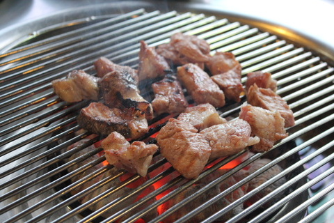 麻浦の豚焼き肉横丁で、ディープに更けゆく夜_a0223786_15141667.jpg