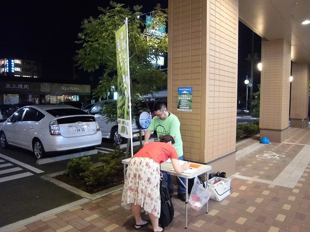 しずてつストア富士吉原店前で「浜岡原発に関する県民投票」に向けた署名活動_f0141310_735278.jpg