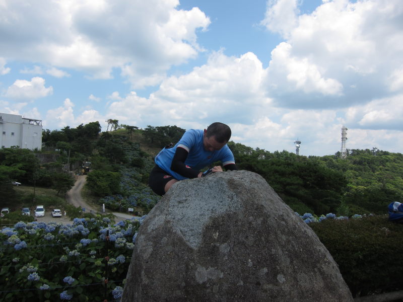 ヒルクライムのご褒美、絶景を堪能。恒例の撮影で大はしゃぎ！-激闘！感動！大野山アジサイサイクリング②_e0138081_5253137.jpg