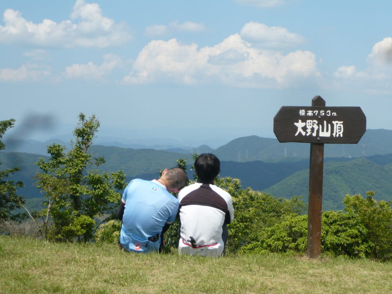 ヒルクライムのご褒美、絶景を堪能。恒例の撮影で大はしゃぎ！-激闘！感動！大野山アジサイサイクリング②_e0138081_5471790.jpg