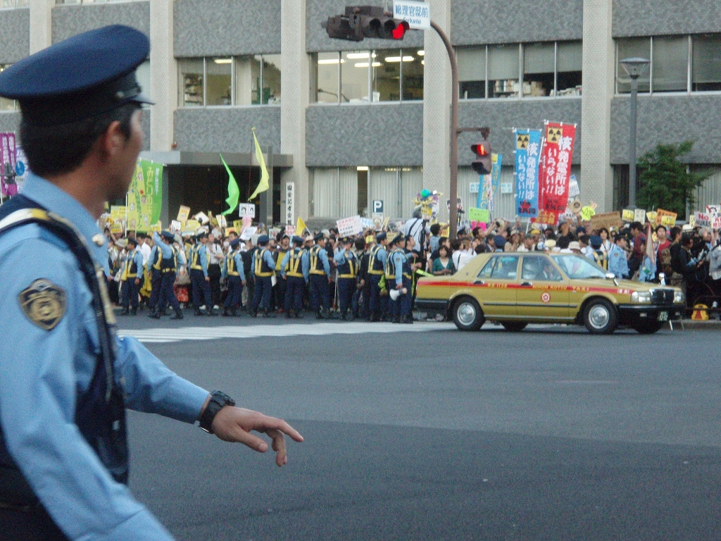 首相官邸前抗議　６．２９_a0127342_12242256.jpg