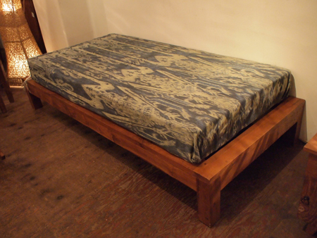 チラッとでも物凄い重厚感！チーク無垢材ベッド。 : チタチタブログ