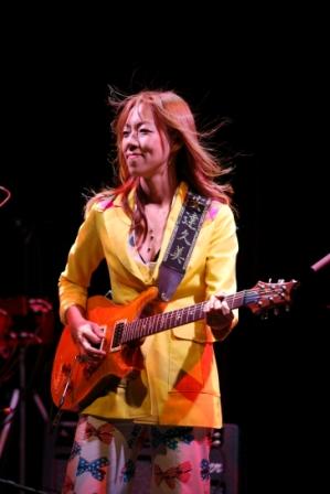 今夜のQUEENは、大人気の超美人ロック&ブルースギタリスト「安達久美」LIVE_d0115919_0263266.jpg