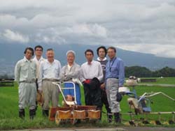 「茜さす」田の草取り　with「佐久酒の会」_c0042426_17402963.jpg